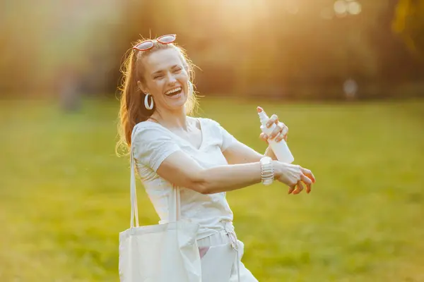 Летнее Время Счастливая Стильная Женщина Белой Рубашке Тоненькой Сумкой Солнцезащитным — стоковое фото