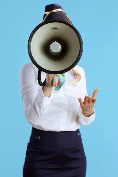 Elegante Flugbegleiterin Auf Blauem Hintergrund Uniform Mit Megafon — Stockfoto