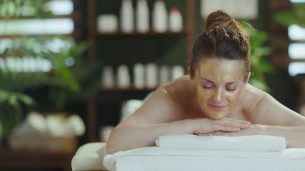 Gesundheitszeit Entspannte Moderne Frau Massageraum Mit Goldener Kosmetikmaske Gesicht Auf — Stockvideo