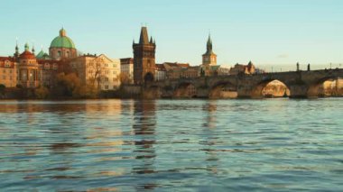 Vltava Nehri ve Charles Köprüsü ile sonbaharda Prag, Çek Cumhuriyeti 'nde akşam manzarası.