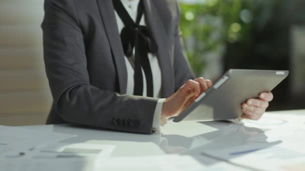 持続可能な職場 デジタルタブレットでグリーンオフィスのグレービジネスススーツで中年会計士の女性を閉じる — ストック動画