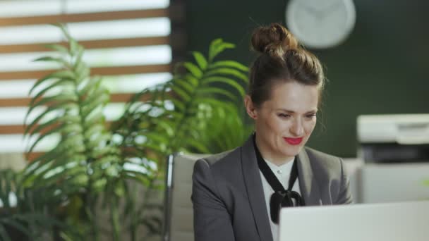 Lugar Trabajo Sostenible Sonriente Mujer Contable Moderna Traje Negocios Gris — Vídeos de Stock
