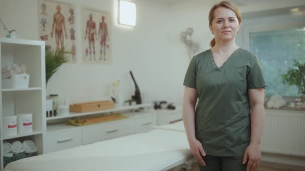 Temps Santé Heureux Thérapeute Massage Médical Féminin Dans Armoire Massage — Video