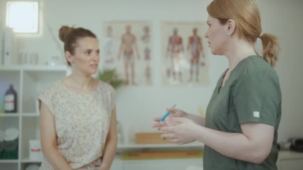 Gesundheitszeit Massagetherapeutin Frau Massagekabinett Mit Klientin Bei Der Untersuchung — Stockvideo