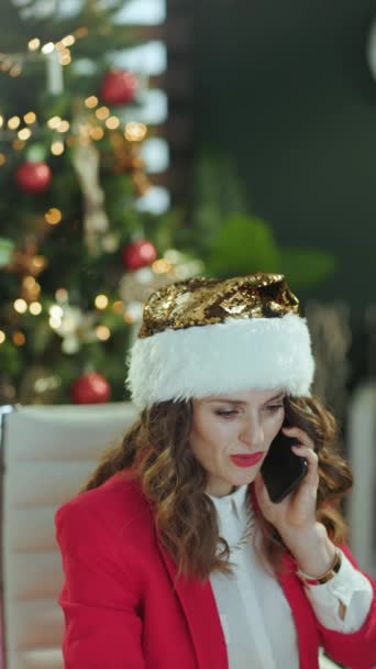 Navidad Sonriente Elegante Chaqueta Roja Hablando Teléfono Inteligente Sombrero Santa — Vídeos de Stock
