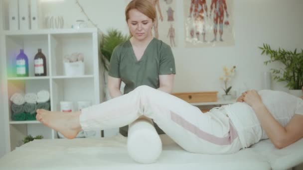 Gesundheitszeit Lächelnde Massagetherapeutin Frau Massagekabinett Mit Klientin Beim Checkup — Stockvideo