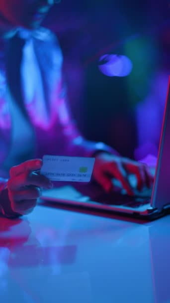 Neon Metaevren Fütüristik Konsepti Ofiste Dizüstü Bilgisayar Kullanan Kredi Kartı — Stok video