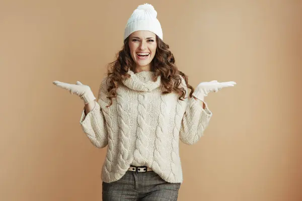 Halo Musim Dingin Portrait Happy Trendy Years Woman Beige Sweater — Stok Foto
