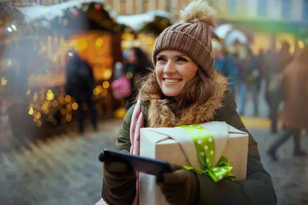 Happy Modern Woman Green Coat Brown Hat Christmas Fair City — Stock Photo, Image