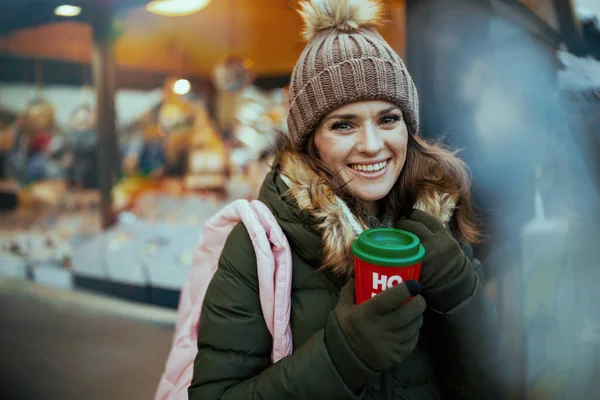 Smiling Modern Woman Green Coat Brown Hat Winter Fair City — Stock Photo, Image