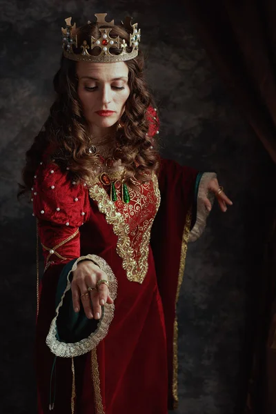 穿着红色衣服的中世纪女王 头戴皇冠 背景深灰色 令人崇敬 — 图库照片