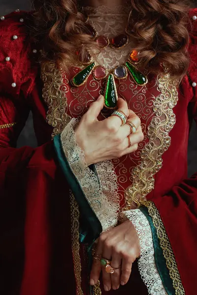 Крупный План Средневековой Королевы Красном Платье Драгоценностями — стоковое фото