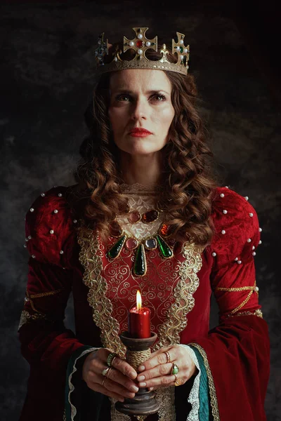Reina Medieval Vestido Rojo Con Vela Corona Sobre Fondo Gris —  Fotos de Stock