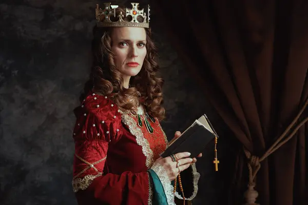 Reine Médiévale Robe Rouge Avec Livre Chapelet Couronne Sur Fond — Photo