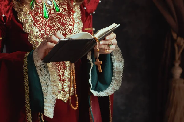 Primer Plano Reina Medieval Vestido Rojo Con Libro Rosario Sobre —  Fotos de Stock