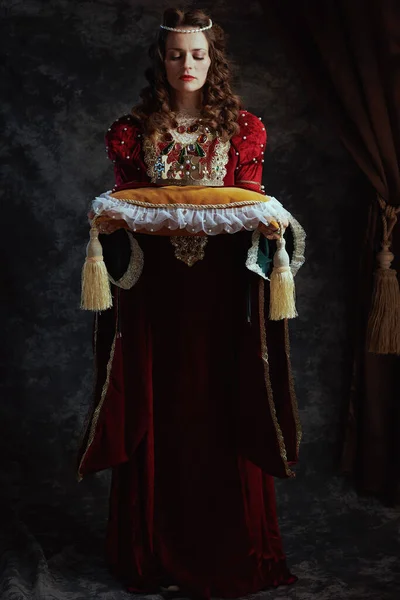 Retrato Comprimento Total Rainha Medieval Vestido Vermelho Com Coroa Travesseiro — Fotografia de Stock