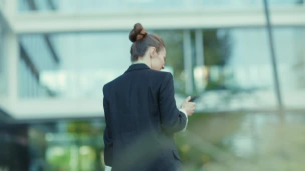 Orta Yaşlı Bir Kadınının Arkasında Ofis Binasının Yakınında Siyah Ceketli — Stok video