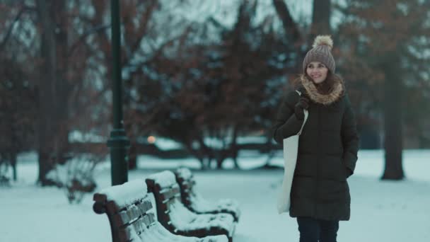 Улыбающаяся Современная Женщина Зеленом Пальто Коричневой Шляпе Открытом Воздухе Городском — стоковое видео