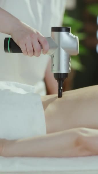 Dags För Sjukvård Närbild Medicinsk Massage Terapeut Massage Skåp Med — Stockvideo