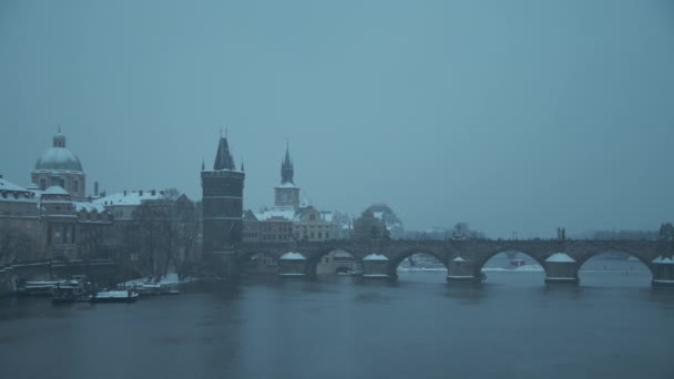 Landskap Vintern Prag Tjeckien Med Floden Vltava Och Karlsbron Kvällen — Stockvideo
