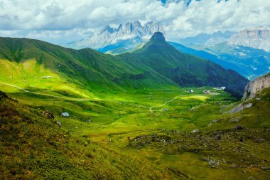 Dolomitlerde yaz zamanı. Dağlı, tepeli ve bulutlu manzara.