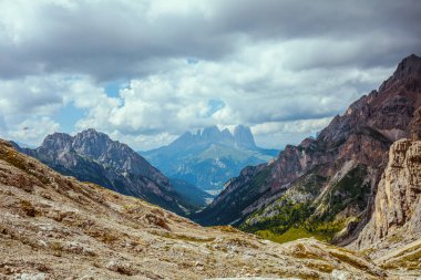 Dolomitlerde yaz zamanı. Dağlı, bulutlu ve kayalıklı manzara.