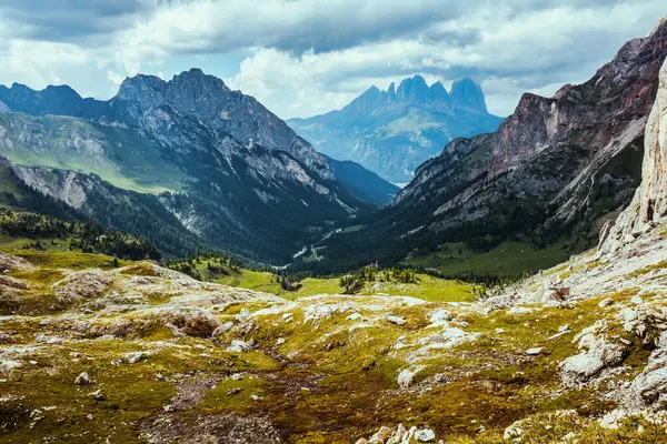 Dolomitlerde Yaz Zamanı Dağlı Bulutlu Kayalıklı Manzara — Stok fotoğraf