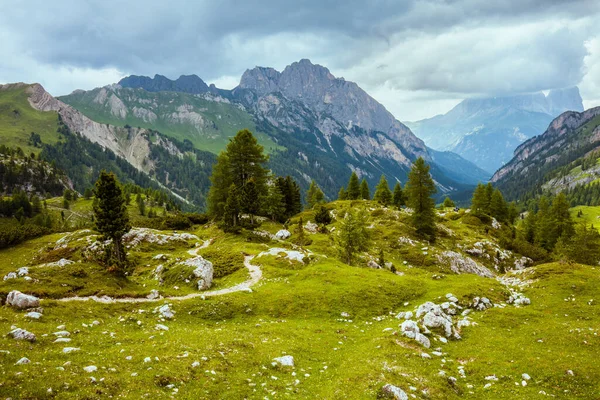 Dolomitlerde Yaz Zamanı Dağları Tepeleri Bulutları Kayaları Ağaçları Olan Manzara — Stok fotoğraf