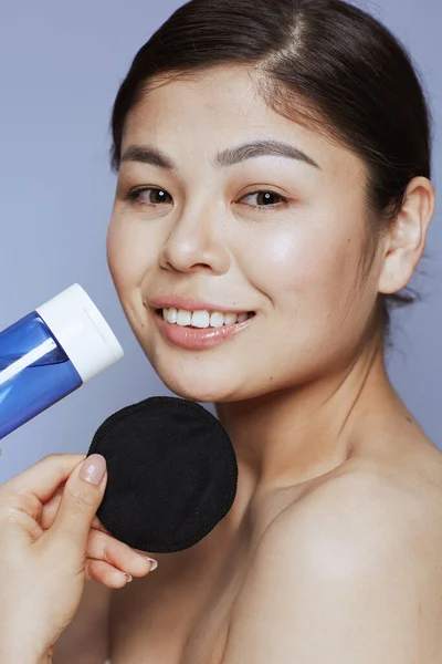 Retrato Mujer Asiática Moderna Con Removedor Maquillaje Almohadilla Algodón Negro — Foto de Stock