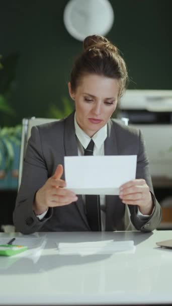 Novo Emprego Triste Moderna Mulher Meia Idade Trabalhador Escritório Verde — Vídeo de Stock