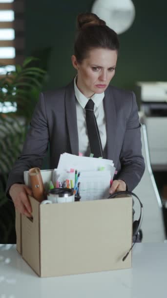 Neuer Job Traurige Moderne Mitarbeiterin Modernem Grünem Büro Grauen Business — Stockvideo