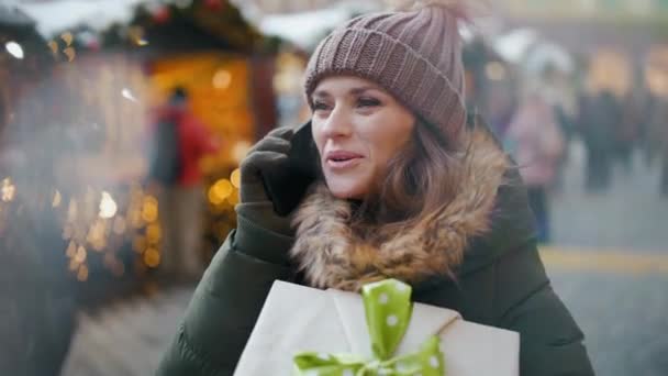 Happy Modern Woman Green Coat Brown Hat Winter Fair City — Stock Video