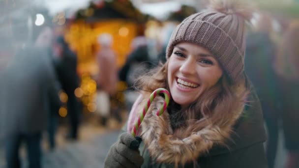 Sorrindo Jovem Mulher Casaco Verde Chapéu Marrom Feira Inverno Cidade — Vídeo de Stock