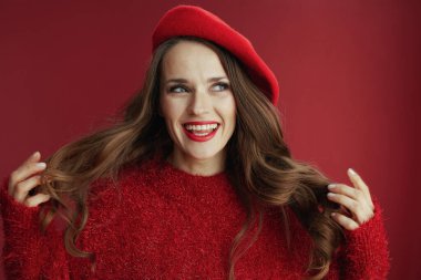 Mutlu Sevgililer. Kırmızı kazak ve bereli, uzun dalgalı saçlı, orta yaşlı, mutlu bir kadın..