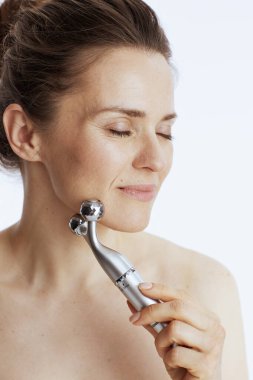 Masajcısı olan modern bir kadın beyaz arka planda izole edilmiş..