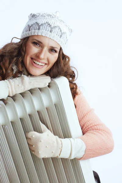 Witam Zimę Uśmiechnięta Stylowa Kobieta Średnim Wieku Swetrze Rękawiczkach Kapeluszu — Zdjęcie stockowe
