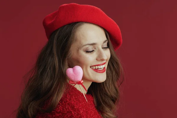 Щасливий Валентин Усміхнена Модна Жінка Червоному Светрі Береті Серцем Паличці — стокове фото