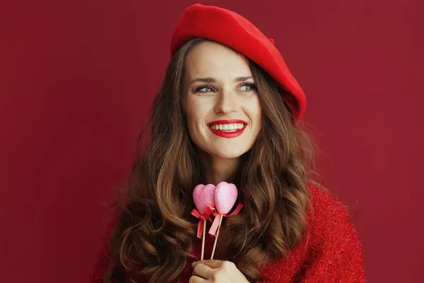 Щасливий Валентин Щаслива Сучасна Жінка Червоному Светрі Береті Серцями Паличці — стокове фото
