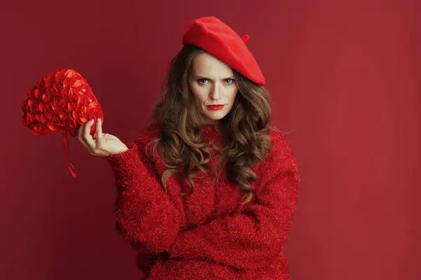 Glad Valentine Galen Elegant Kvinna Röd Tröja Och Basker Med — Stockfoto