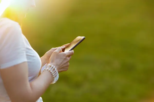 Sommerzeit Nahaufnahme Einer Frau Mit Smartphone Auf Der Wiese Stadtpark — Stockfoto