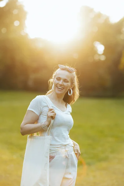 Léto Usmívající Elegantní Žena Bílé Košili Tote Taškou Louce Městském — Stock fotografie
