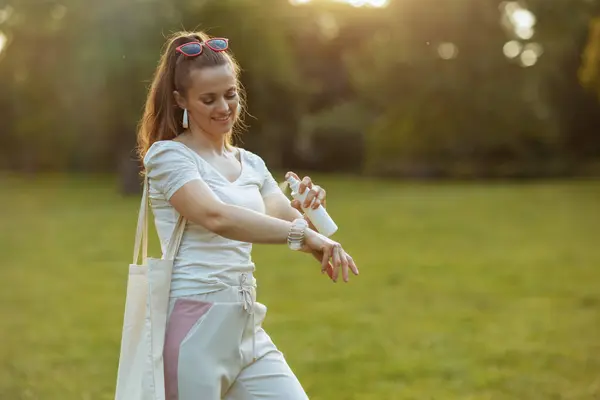 Summer Time Happy Trendy Female White Shirt Tote Bag Using — Stock Photo, Image