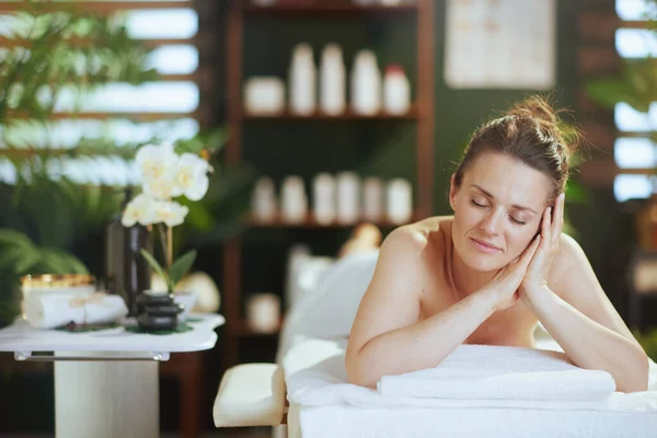 Tijd Voor Gezondheidszorg Relaxte Moderne Jaar Oude Vrouw Massagekast Liggend — Stockfoto