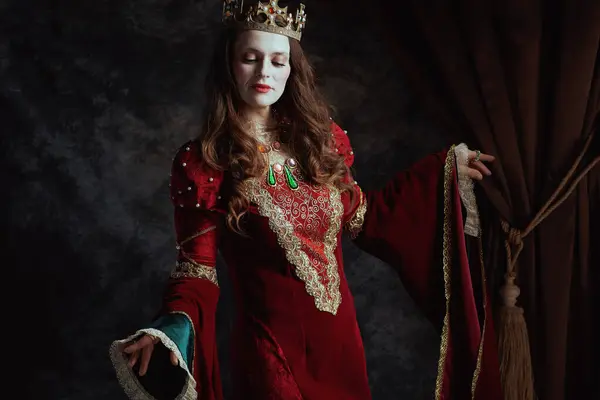 Mittelalterliche Königin Rotem Kleid Mit Weißem Make Und Krone Auf — Stockfoto