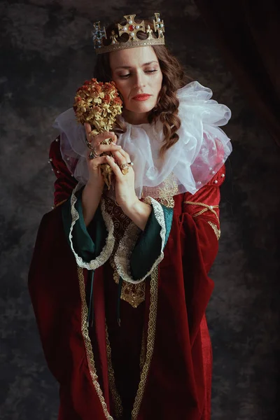 Задумчивая Средневековая Королева Красном Платье Сушеным Цветом Белым Воротником Короной — стоковое фото