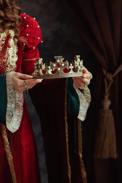 Nahaufnahme Der Mittelalterlichen Königin Roten Kleid Mit Krone Auf Dunkelgrauem — Stockfoto
