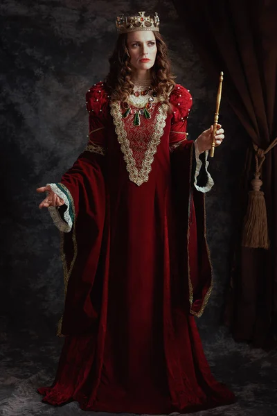 Plná Délka Portrét Středověké Královny Červených Šatech Hůlkou Korunou Tmavě — Stock fotografie