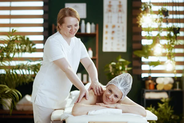 Healthcare Time Massage Therapist Massage Cabinet Massaging Clients Back Massage — Stock Photo, Image