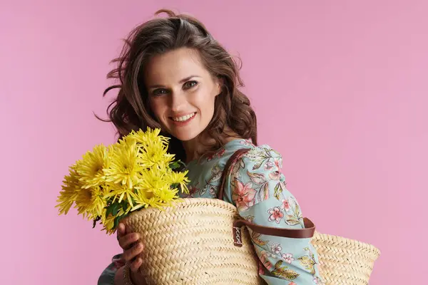Ritratto Donna Sorridente Elegante Mezza Età Abito Floreale Con Crisantemi — Foto Stock