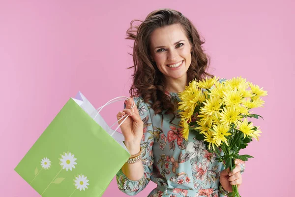 Sorrindo Mulher Elegante Com Cabelos Longos Ondulados Morena Com Flores — Fotografia de Stock